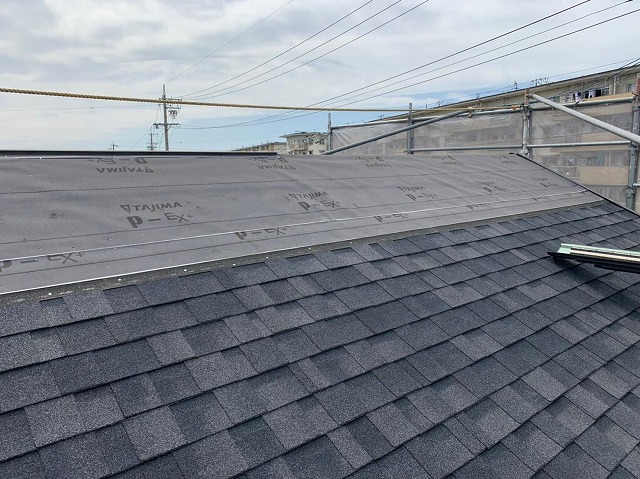 防水シート施工中の様子